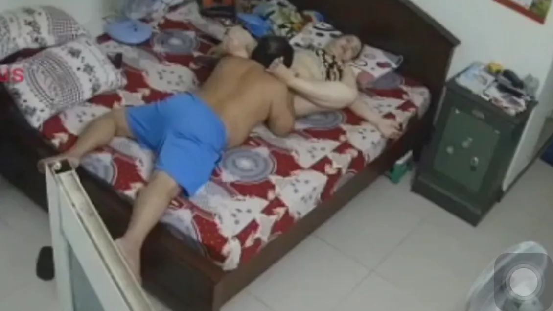 CLIP: HACK CAM BỐ MẸ ĐỊT NHAU.
