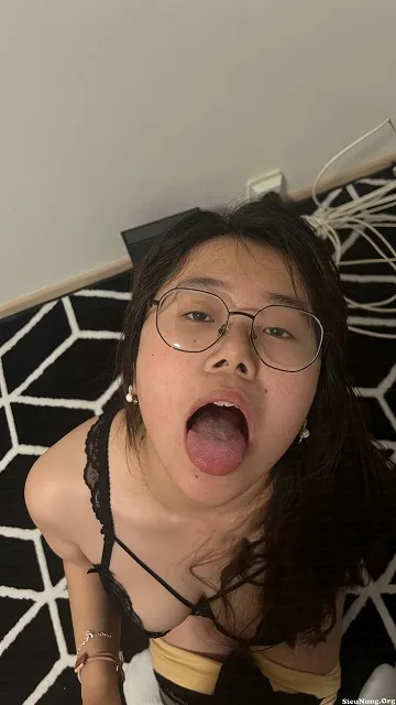 Pic + Clip: Em người yêu suốt ngày lè lưỡi đòi bú cặc :))